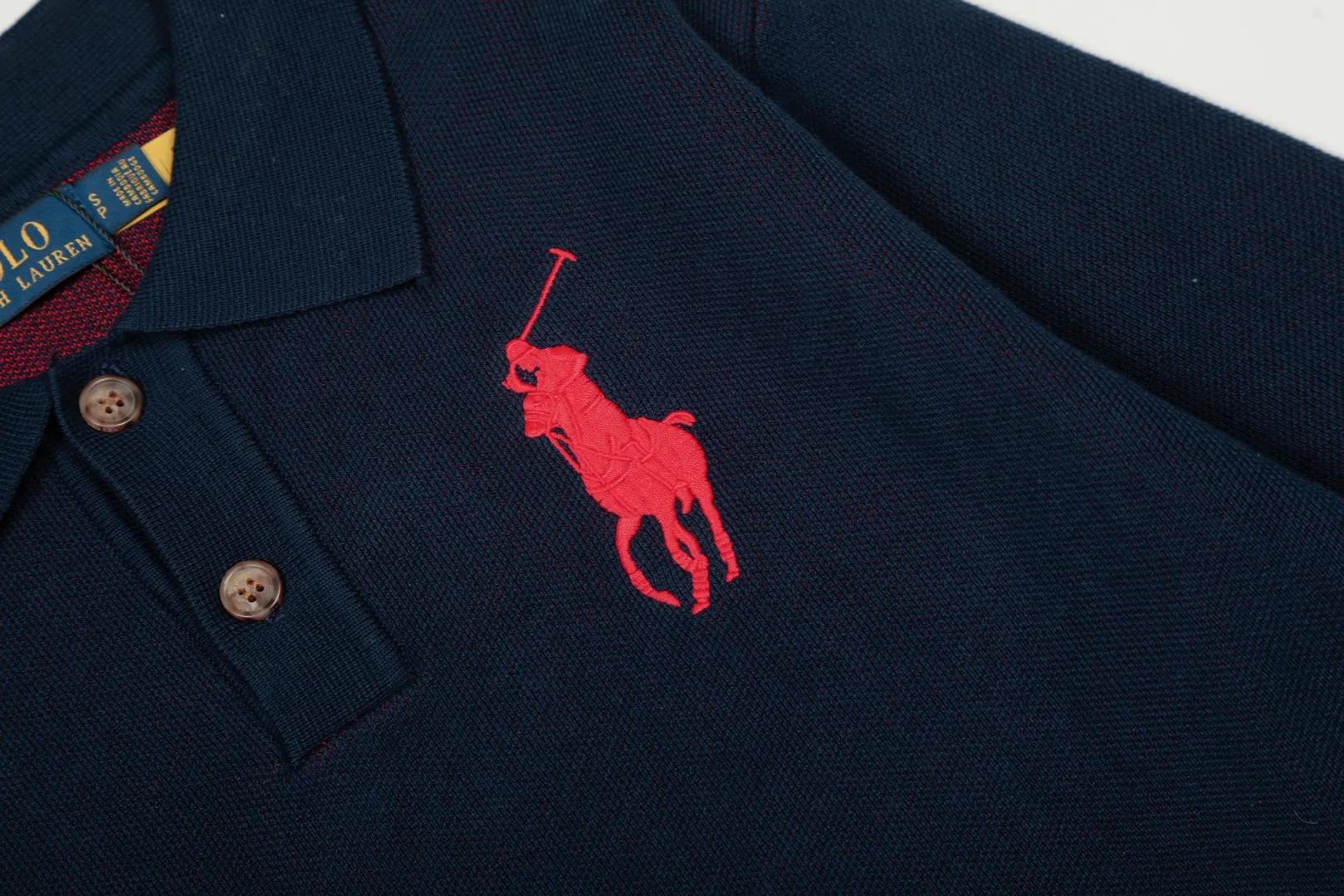 P250 Top quality" Style number: DS164# (not off the shelves all year round) [Ralph Lauren autumn and winter Malaysia embroidered logo knitted POLO lapel sweater] ✅Ralph Lauren Ralph Lauren classic basic lapel POLO same style knitted autumn and winter sweater for men and women ✅Main supplier platform live broadcast Wholesale entity Replenish when out of stock Not off the shelf ✅ZP quality 1:1 version Scan the code to enter the GF website Counter quality ✅Detailed quality is the only one in Guangzhou Imported quality cotton yarn, 750g weight, focusing on high-end, cost-effective, good quality, needless to say, ✅The version is restored to the original order, the maximum size can be worn up to 190 pounds, loose, comfortable and stress-free, ✅The upper body is simple and easy to match, a must-have for male gods. Good-looking clothes are never picky. A must-have in couples' wardrobes. Size: S-XL. Color: Milk white, gray, black and white, black and red, navy white label, navy red label